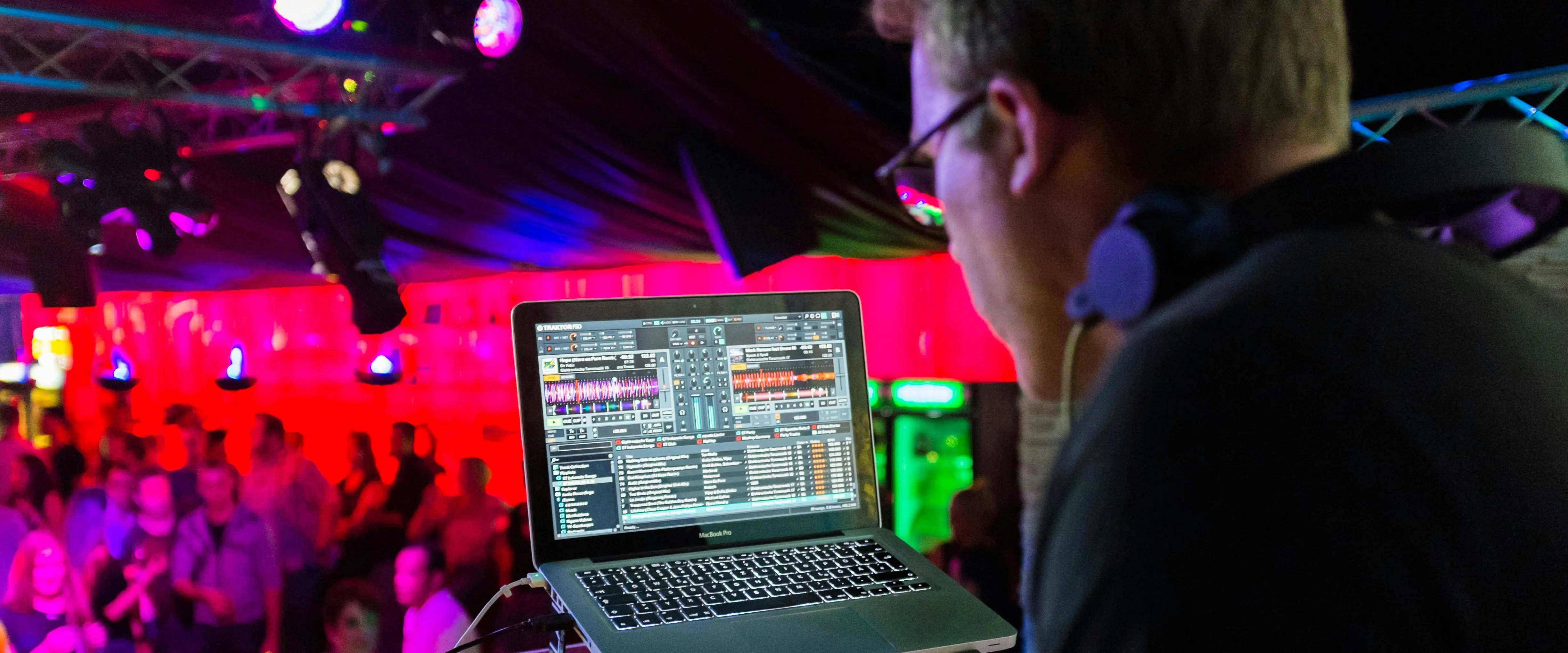 DJ fra Twiggi.dk leverer rullende diskotek og mobildiskotek med professionelt lyd- og lysshow til fest i hele Danmark