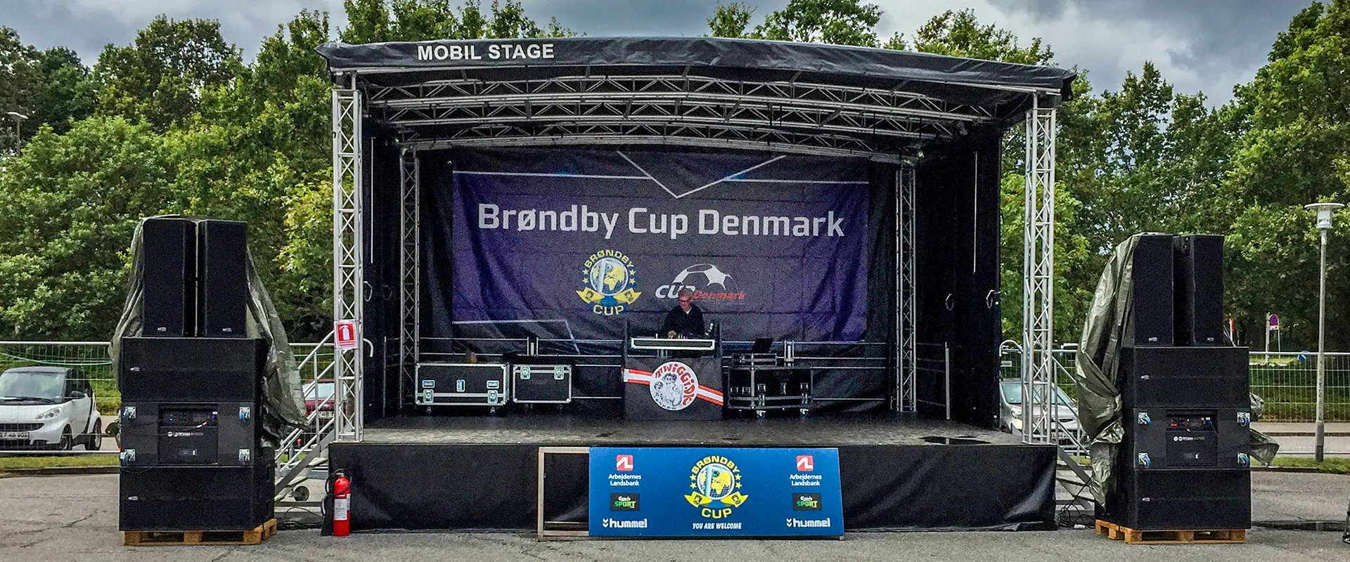 Twiggi.dk’s professional mobile disco with DJ booth, modern light show and sound system ready for Events. Denmark’s most experienced mobile disco since 1972.